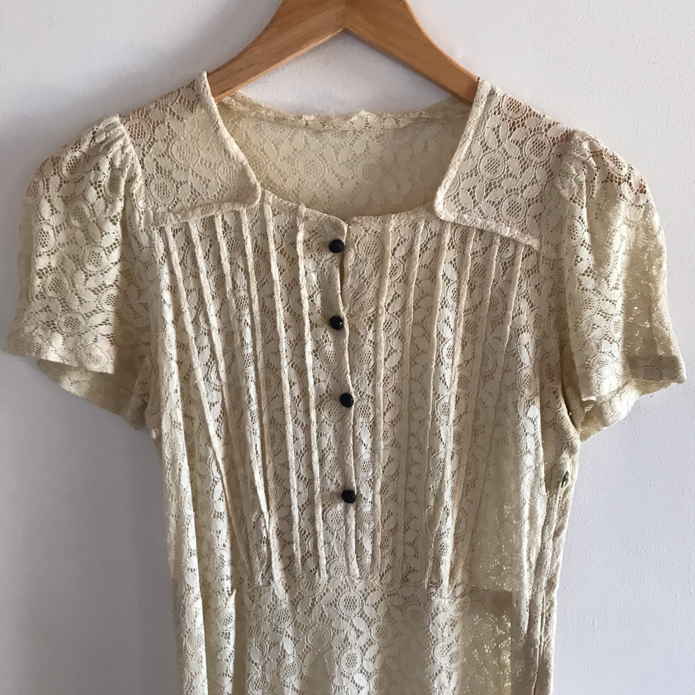 Vintage 1940’s Ivory Lace Dress Size 4.